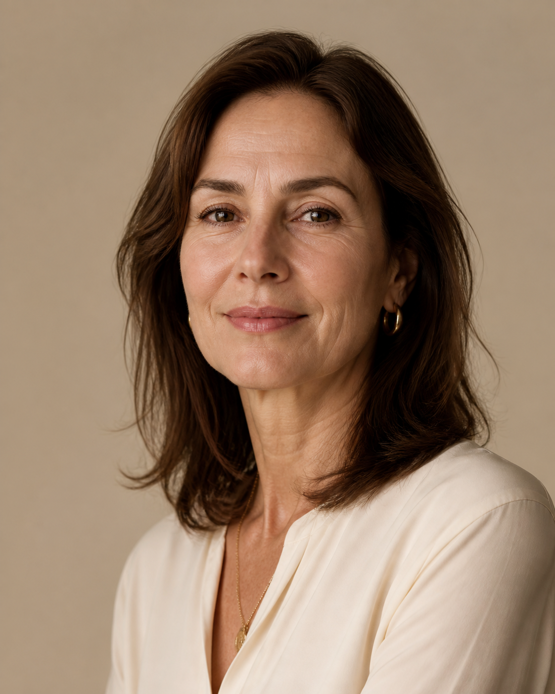 Mulher madura com textura natural da pele representando o protocolo MCollagen